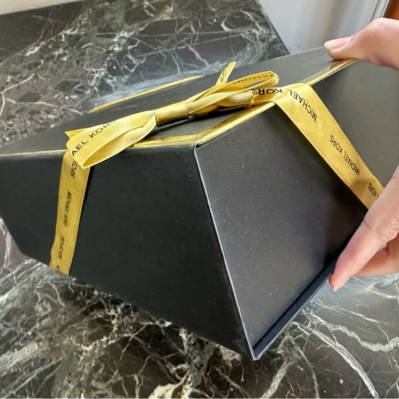 Michael Kors gift box - Picture 7 of 9